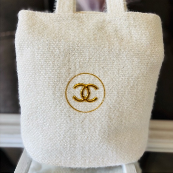 Chanel Cream Textured Tote with Gold Logo P0267 - Picture 1 of 5
